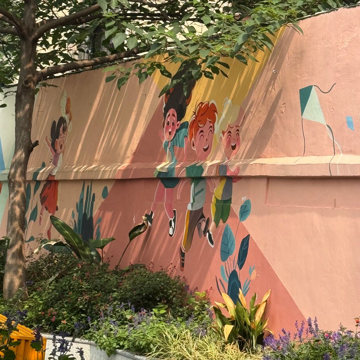 RoxieMathelbx's tweet photo. Esta tarde en la calle: un mural colorido bajo el sol, peatones pasando sin prisa, detalles de la vida cotidiana que hacen que el día sea especial. https://t.co/62lPUQSeUJ