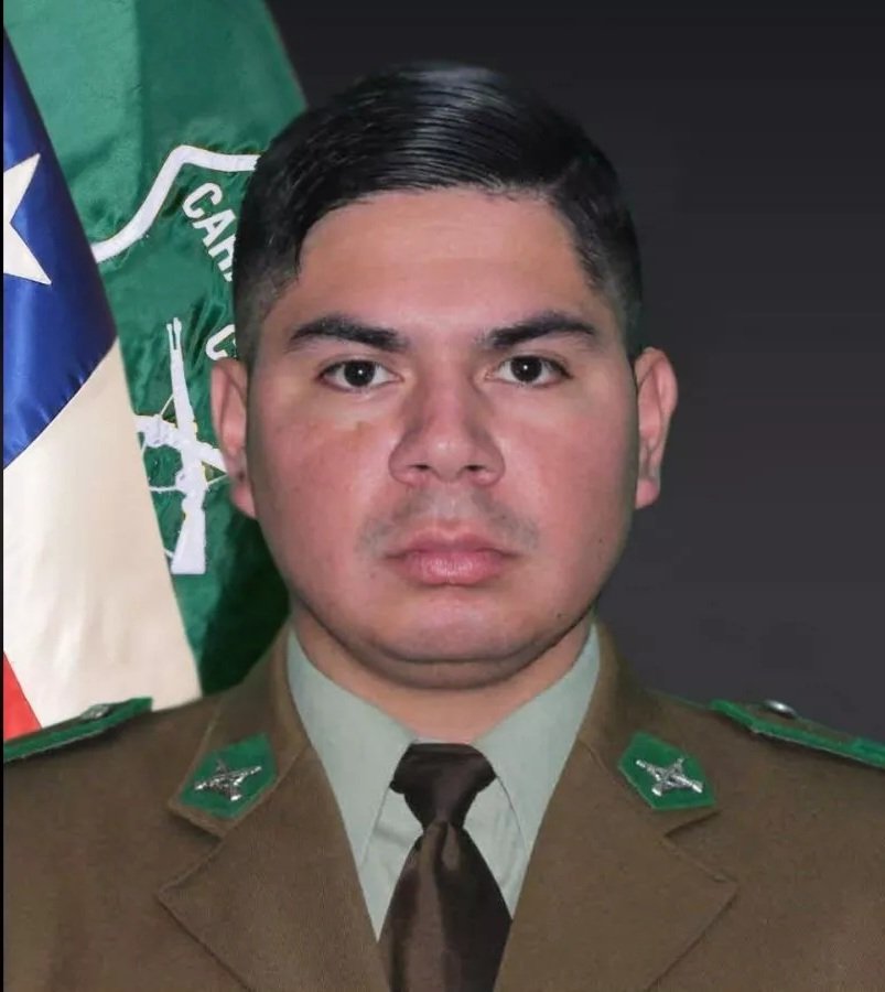 fachininja's tweet photo. Cristopher Aguilera era un humilde Cabo Segundo de Carabineros de Radiopatrullas en Lo Espejo. Tenía 30 años y fue Padre hace apenas 10 meses.

Se encontraba realizando controles de identidad cuando un inmigrante ilegal le disparó en la cabeza de la nada. Falleció.

Días atrás, la izquierda votó en bloque en contra de un proyecto que buscaba agilizar la expulsión de gente como la que lo mató.

Mientras el Gobierno de Kast busca purgar a Chile de estos delincuentes e impedir su ingreso, la izquierda primero les abrió la puerta, los auxilió y ahora los protege.

                                        FIN.