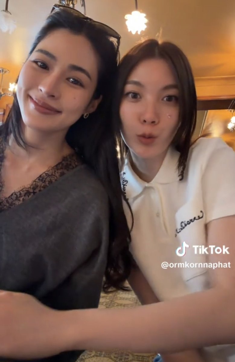 hanniejkr's tweet photo. Người mà em ấy từng cầu được đóng phim chung, muốn trở thành partner và thành công cùng nhau 🥰

Bây giờ còn cùng nhau có job đôi với tư cách couple GL duy nhất là BA của Dior nữa 🥰
FCP cứ thế thôi 🥳

LINGORM FLY TO DIOR PFW
#LingOrmDiorAirportLook
#LinglingKwong #OrmKornnaphat  #DiorSummer27