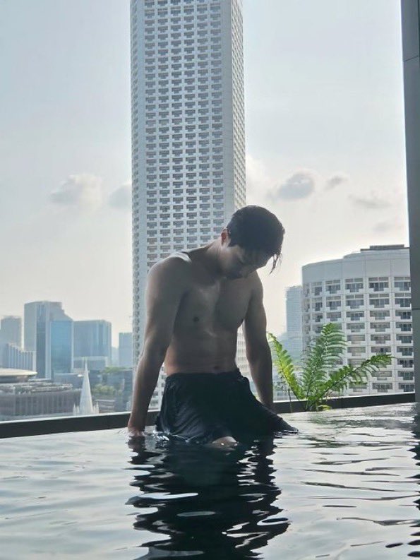 blackxxxkl's tweet photo. 누구세요? https://t.co/DrW3sSNdY0