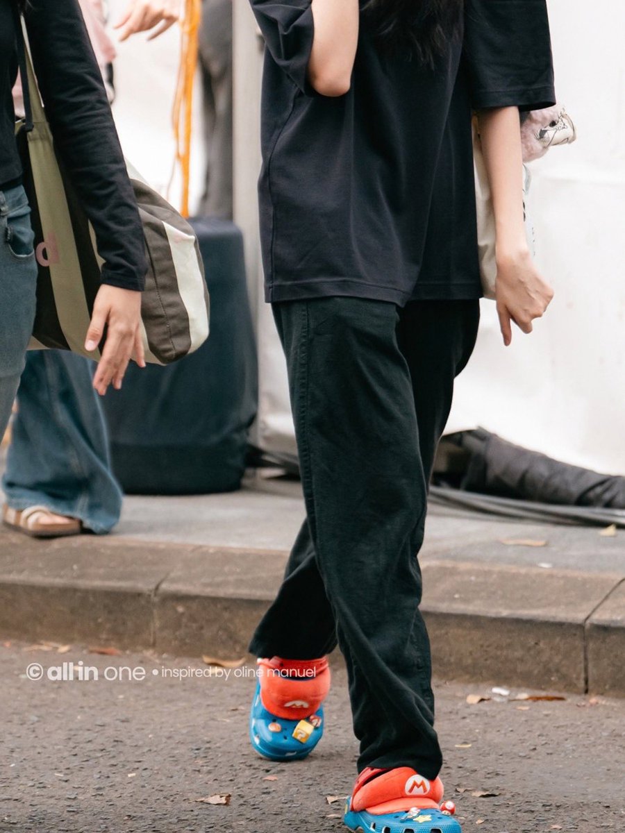 Oldschools_'s tweet photo. Sandal yg dipakai Oline (@M_OlineJKT48) : Crocs - Mario IAM Classic 🍄✨

Warna biru bold dengan detail topi merah Mario &amp; Makin gemes dipadu 6 Jibbitz™️ eksklusif. Playful, comfy, dan unmistakably Mario 💭🤍

📸: 𝙖𝙡𝙡𝙞𝙣𝙤𝙣𝙚 — 1103

#Os48 #OlineJKT48 https://t.co/y9yvsJJu1u