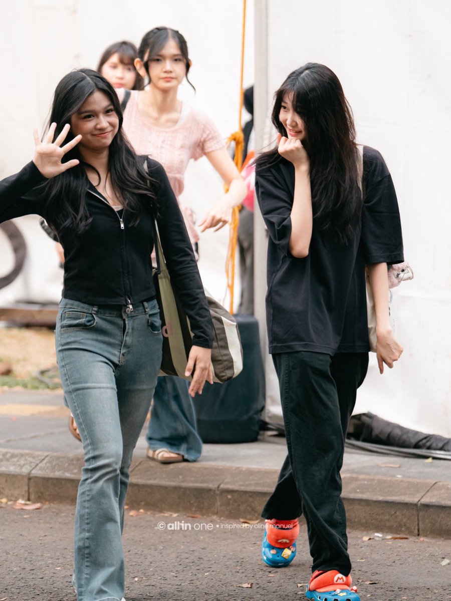 Oldschools_'s tweet photo. Sandal yg dipakai Oline (@M_OlineJKT48) : Crocs - Mario IAM Classic 🍄✨

Warna biru bold dengan detail topi merah Mario &amp; Makin gemes dipadu 6 Jibbitz™️ eksklusif. Playful, comfy, dan unmistakably Mario 💭🤍

📸: 𝙖𝙡𝙡𝙞𝙣𝙤𝙣𝙚 — 1103

#Os48 #OlineJKT48 https://t.co/y9yvsJJu1u
