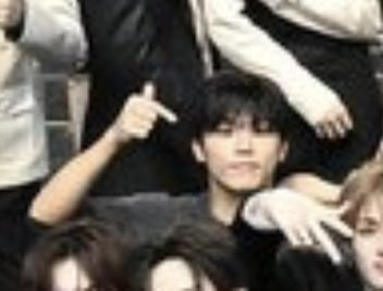 wolfngyu's tweet photo. 아 이 남자 영원히 총(하트 x) 쏘는 거 개웃기다 https://t.co/TRslpHCKNY