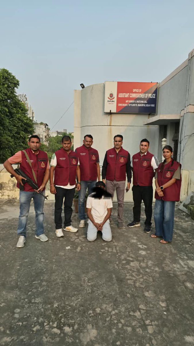 CrimeBranchDP's tweet photo. 🚨🔥 11-YEAR MANHUNT ENDS — LIFE CONVICT ABSCONDING SINCE 2015 APPREHENDED! 🚔

🎯 ARSC, Crime Branch, Delhi apprehended a life convict convicted in a murder case of year 2010 of PS Mayur Vihar, Delhi, who had jumped furlough and remained absconding for 11 YEARS.
⚡ Relentless Pursuit: Abandoned address verified; technical intelligence & sustained field efforts traced him from Trilok Puri → Greater Noida → Himachal Pradesh.
🔎 The convict had concealed his original identity and was residing in a remote village in Himachal Pradesh.

💪 Successful operation led by Insp. Deepak Dahiya, under ACP Sanjay Nagpal & ACP Vivekanand Pathak, and under the supervision of DCP Sh. Sanjeev Kumar Yadav.

🚨🔥 11 साल की तलाश समाप्त — 2015 से फरार उम्रकैद का दोषी गिरफ्तार! 🚔
🎯 ARSC, क्राइम ब्रांच, दिल्ली ने वर्ष 2010 के थाना मयूर विहार, दिल्ली के हत्या मामले में उम्रकैद की सजा पाए उस दोषी को दबोचा, जो फर्लो पर बाहर आने के बाद 11 वर्षों से फरार था।
⚡ लगातार प्रयास: पुराने/परित्यक्त पते का सत्यापन, तकनीकी सूचना एवं लगातार मैदानी प्रयासों के जरिए त्रिलोकपुरी → ग्रेटर नोएडा → हिमाचल प्रदेश तक पीछा किया गया।
🔎 दोषी ने अपनी असली पहचान छिपाकर हिमाचल प्रदेश के एक दूरदराज गांव में रहना शुरू कर दिया था।
💪 सफल ऑपरेशन का नेतृत्व इंस्पेक्टर दीपक दहिया ने किया, एसीपी संजय नागपाल एवं एसीपी विवेकानंद पाठक के निर्देशन तथा डीसीपी श्री संजीव कुमार यादव की निगरानी में।

https://t.co/2ZBH8AZKHV

#DelhiPolice
#CrimeBranch

@LtGovDelhi
@DelhiPolice
@CPDelhi