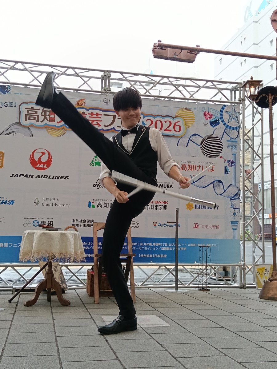 naramikan's tweet photo. 高知でハタダさん(^^)葉巻と新聞と外灯…映画のオープニングみたい♪改めて足めっちゃ上がるやん！こんな軽やかにどうやったら…美し！外灯バランスだけじゃなくてクルクル回り始めた^_^生駒遊園地の飛行塔思い出した。スタッフさんの後ろのカメラ（笑）どんなん撮れたんやろ(^^) https://t.co/Ns0WxkY0QN