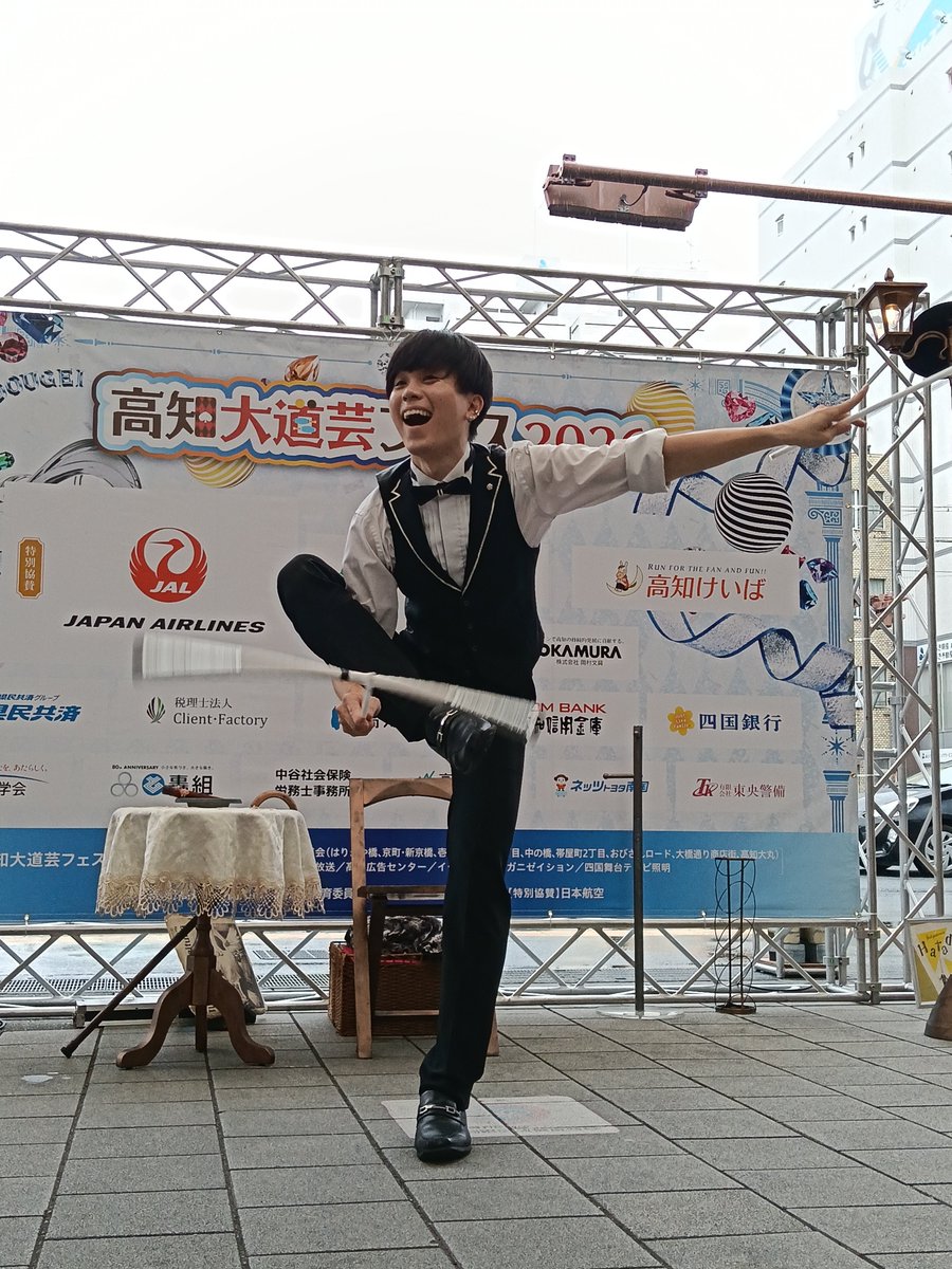 naramikan's tweet photo. 高知でハタダさん(^^)葉巻と新聞と外灯…映画のオープニングみたい♪改めて足めっちゃ上がるやん！こんな軽やかにどうやったら…美し！外灯バランスだけじゃなくてクルクル回り始めた^_^生駒遊園地の飛行塔思い出した。スタッフさんの後ろのカメラ（笑）どんなん撮れたんやろ(^^) https://t.co/Ns0WxkY0QN