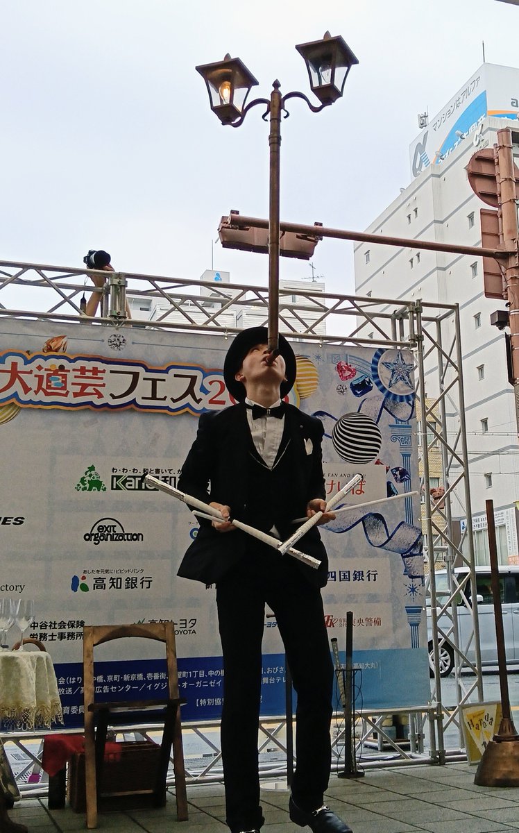 naramikan's tweet photo. 高知でハタダさん(^^)葉巻と新聞と外灯…映画のオープニングみたい♪改めて足めっちゃ上がるやん！こんな軽やかにどうやったら…美し！外灯バランスだけじゃなくてクルクル回り始めた^_^生駒遊園地の飛行塔思い出した。スタッフさんの後ろのカメラ（笑）どんなん撮れたんやろ(^^) https://t.co/Ns0WxkY0QN