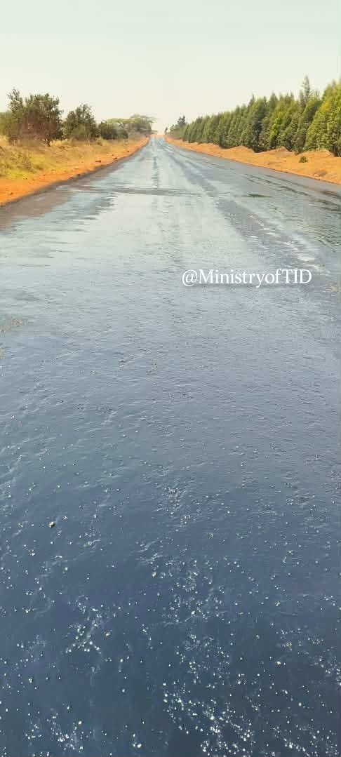 MinistryofTID's tweet photo. #ProjectUpdate
Progress continues on the Chipinge–Mt Selinda Road Construction Project, with priming now in progress as works advance towards the next stage of road surfacing.
#KilometerbyKilometer #InfrastructureDevelopment https://t.co/d2zfZDUqF9