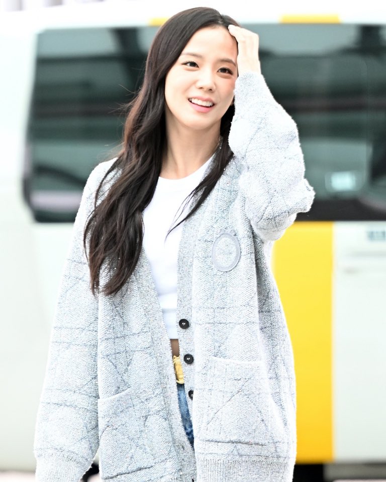 LOfficielThai's tweet photo. เหล่าแอมบาสเดอร์และแขกคนสำคัญของ Dior นำโดย JISOO, หลิงหลิง–คอง, ออม–กรณ์นภัส และ Jang Wonyoung เตรียมเดินทางสู่กรุงปารีส เพื่อเข้าร่วมชมแฟชั่นโชว์ #DiorSummer27 Ready-to-Wear Collection ที่จะจัดขึ้นในวันอังคารที่ 29 กันยายน 19.00 น. ตามเวลาประเทศไทย

#LOfficielThailand #Dior https://t.co/QEcCCMyLDR
