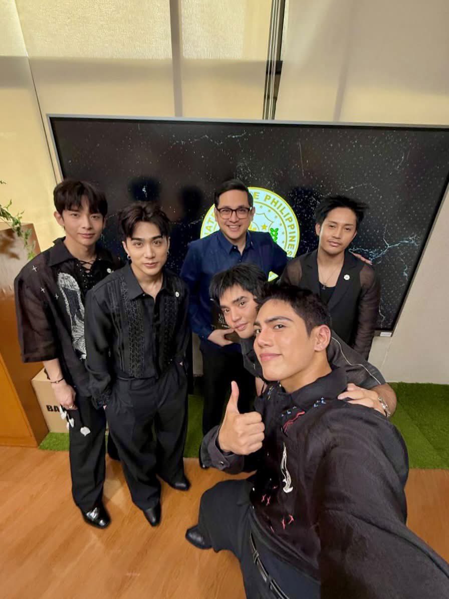 kithkentell's tweet photo. senator bam, ikaw lang nakapagpa selfie sa SB19 ng naka 0.5 😭✋🏻 WHAHAHAHAHAHAHAHAHAHAHAHAHAHAHA 

MGA KABABAYAN SB19 SA SENADO
@SB19Official #SB19
#SB19AprubadoSaSenado https://t.co/gPBnKl1GyD