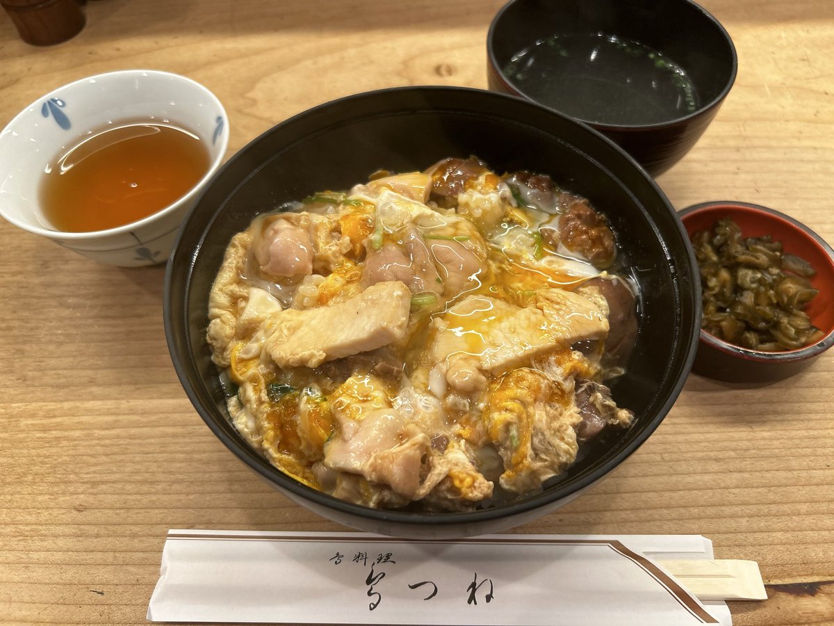 fkthere's tweet photo. 鳥つね自然洞@末広町
もつ入り親子丼（¥1,500）

IEKEI TOKYOのすぐ近く。
13時前着で並び無しですが特上は売り切れ。
故安倍元首相も愛したとか愛してないとかの鳥料理の名店で過去ミシュランにも選出されただけあって美味かったー
卓上に大好きな七味と山椒があるのもありがたい https://t.co/UQaLrxw0iA