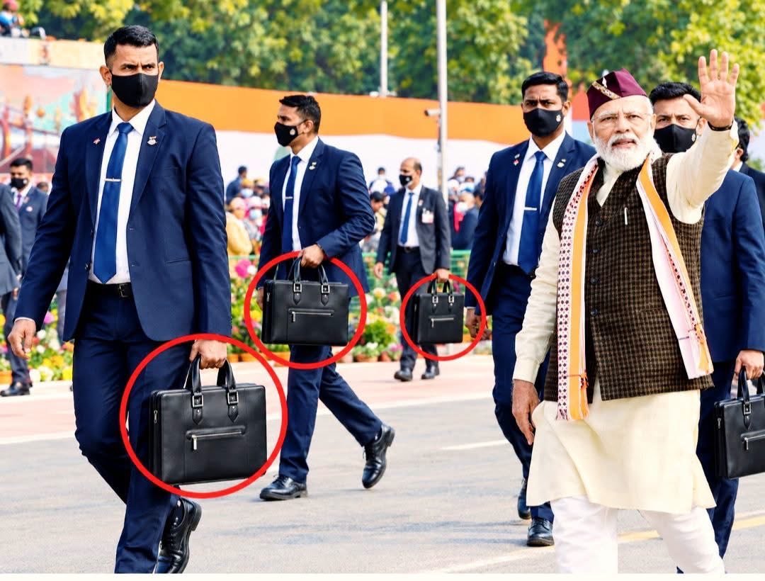 ManojRa46425637's tweet photo. इन सुरक्षा अधिकारिय��� के हाथ मे काली बैग मै क्या हो सकता है? मिसाइल का रिमोट. कुछ फाइले या ओर कुछ? https://t.co/OKVQxHFhJ3