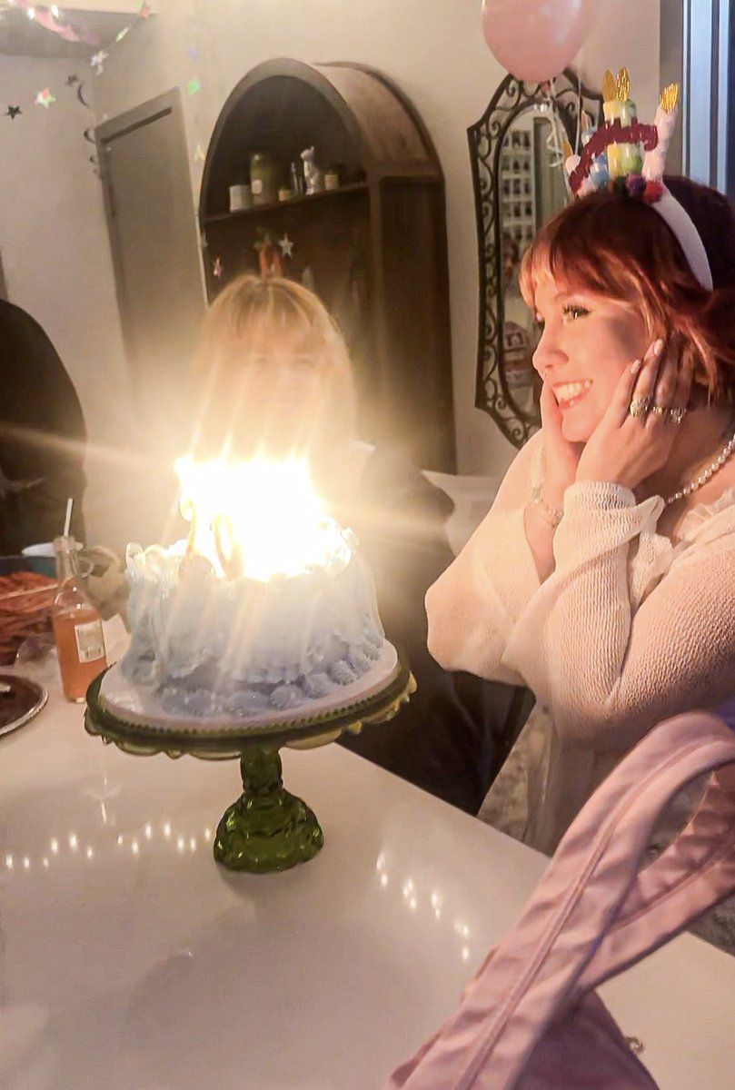_trenchh's tweet photo. #mybirthday #today #yay @kidzwithbugz #oyster #cake. 🤍🤍 https://t.co/fDHMJCaioH