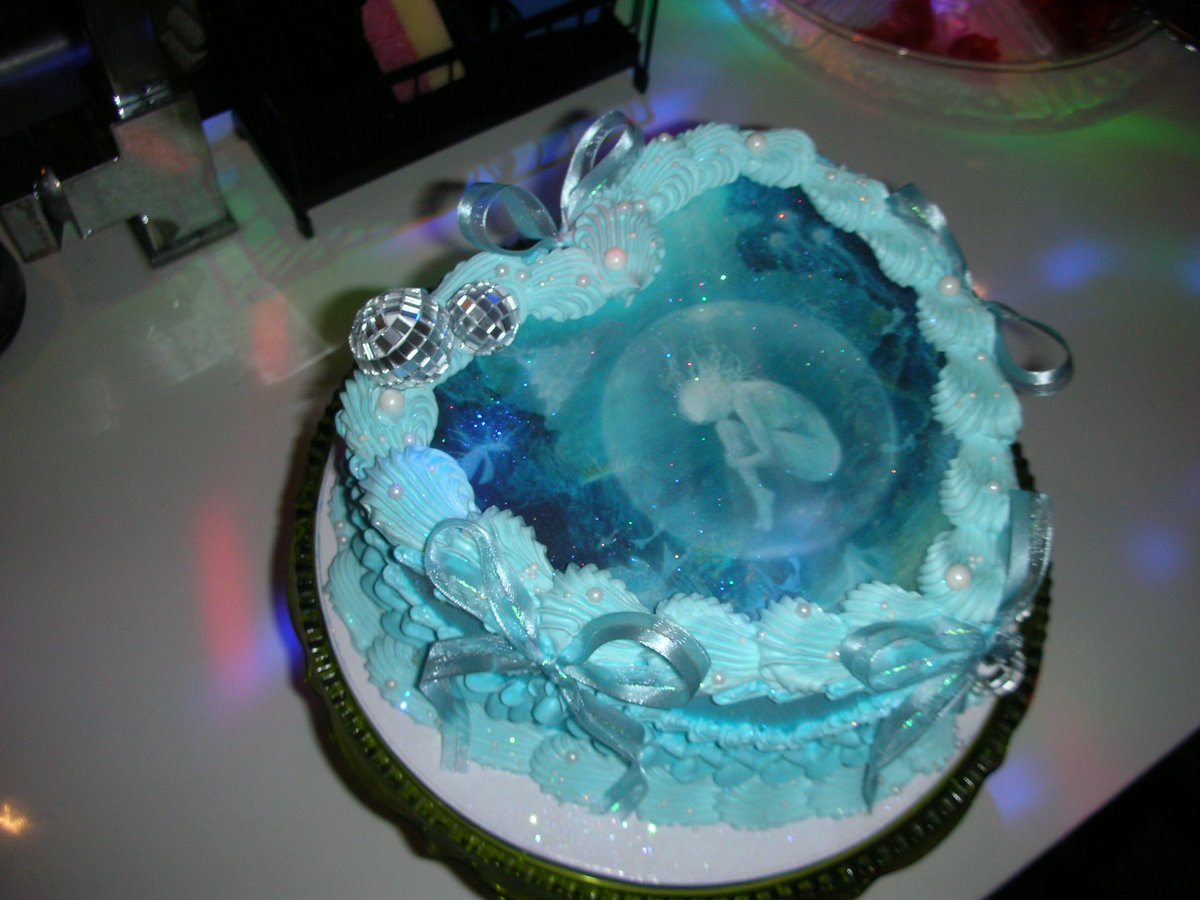 _trenchh's tweet photo. #mybirthday #today #yay @kidzwithbugz #oyster #cake. 🤍🤍 https://t.co/fDHMJCaioH