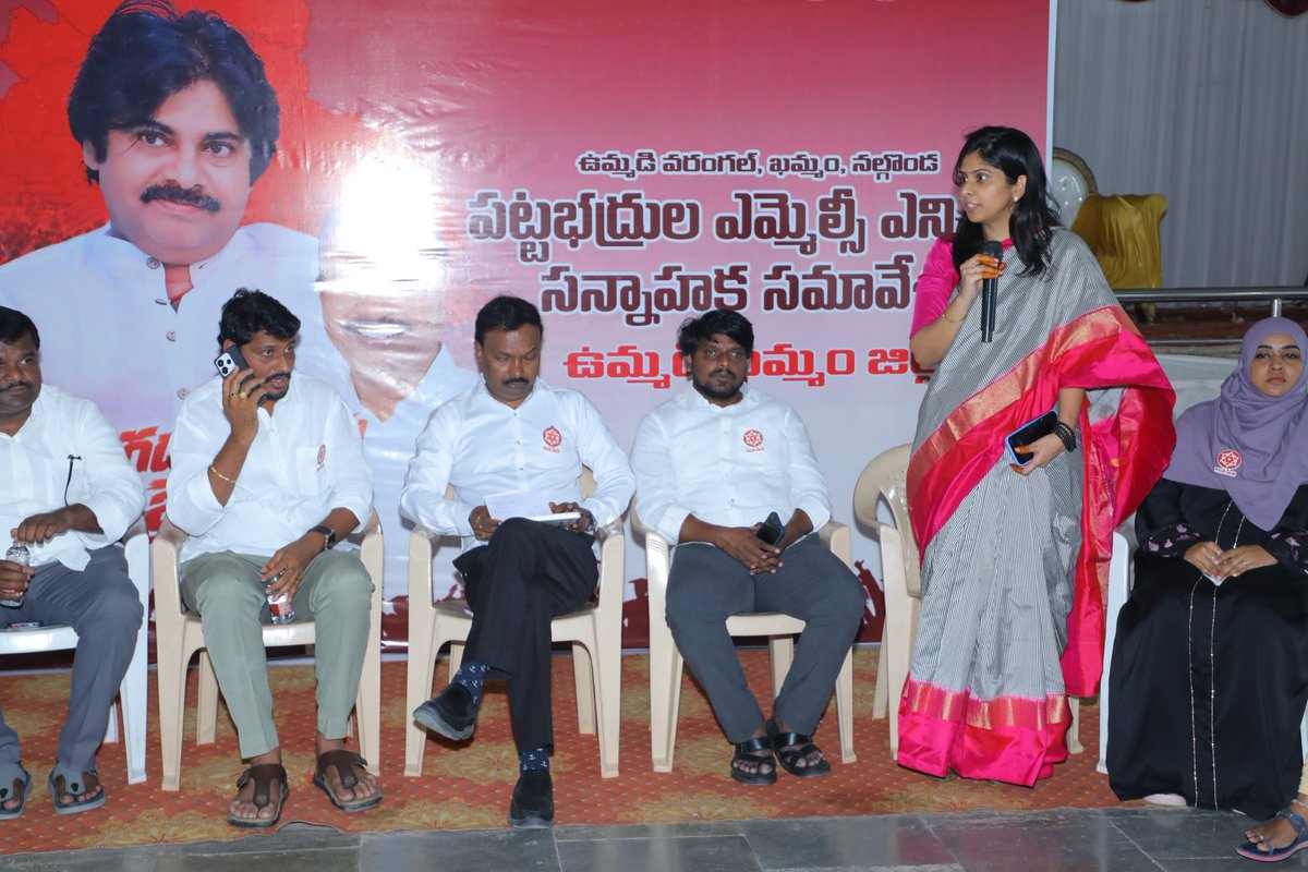 JSPTelangana's tweet photo. ఖమ్మం, నల్గొండ, వరంగల్ పట్టభద్రుల ఎమ్మెల్సీ ఎన్నికల సన్నాహక సమావేశం ఖమ్మం ఎంబీ గార్డెన్స్‌లో సోమవారం జరిగింది.

పట్టభద్రుల ఎమ్మెల్సీ ఎన్నికల్లో జనసేన పార్టీ అభ్యర్థి, జనసేన పార్టీ ఆర్గనైజింగ్ సెక్రటరీ డాక్టర్ శ్రీ గడల శ్రీనివాసరావు ఆధ్వర్యంలో జరిగిన ఈ కార్యక్రమంలో మిరియాల రామకృష్ణ, బండి నరేష్, మల్లెల సాయి తేజ, తనూజ రెడ్డి, దాసరి రవీష్ గార్లతో పాటు ఖమ్మం, భద్రాద్రి కొత్తగూడెం జిల్లాల పరిధిలోని 9 నియోజకవర్గాల ముఖ్య నేతలు హాజరయ్యారు. 

ఈ సందర్భంగా డాక్టర్ శ్రీ గడల శ్రీనివాసరావు ఓటరు నమోదు వేగవంతం, క్షేత్రస్థాయి ప్రచార వ్యూహాలపై పార్టీ శ్రేణులకు దిశా నిర్దేశం చేశారు.

#MLCElections #JanaSenaTelangana #JSPForTelangana