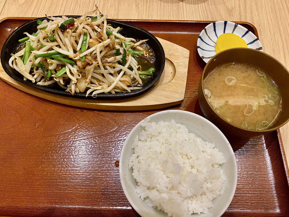 FunamushiS's tweet photo. スパアクアス湯友楽に行きました♨️
6月にリニューアルオープンしただけあってすごく綺麗！回遊風呂もある！炭酸泉にシルク湯はもちろん、立ち湯や29℃程のぬる湯というものもありました。お湯の温度は全体的にぬるめながらすごく温まる。
ベトコン炒めという物を初めて見たので食べてみた。美味しい。 https://t.co/UtLWt36g81