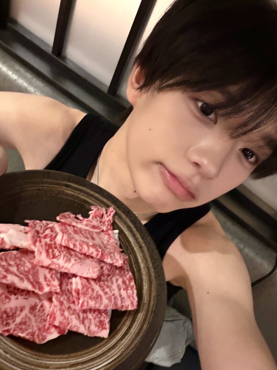 VAYONN_inkode's tweet photo. [#JINYU]

おいしい！幸せ！

#JINYU #진위
#VAYONN #베이온 https://t.co/X2Cogsic3F