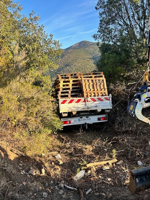 VilledAjaccio's tweet photo. 𝐀𝐭𝐭𝐞𝐢𝐧𝐭𝐞 𝐚̀ 𝐮𝐧 𝐞𝐬𝐩𝐚𝐜𝐞 𝐧𝐚𝐭𝐮𝐫𝐞𝐥 𝐩𝐫𝐨𝐭𝐞́𝐠𝐞́ : 𝐥𝐚 𝐕𝐢𝐥𝐥𝐞 𝐢𝐧𝐭𝐞𝐫𝐯𝐢𝐞𝐧𝐭.
Alertée d’une occupation irrégulière sur des parcelles communales situées en Zone naturelle remarquable et en Espace boisé classé, la Ville d’Ajaccio est intervenue rapidement.

La Police municipale a constaté des aménagements réalisés à l’aide de palettes et, plus grave encore, l’abattage d’arbres dans ce secteur protégé.

Les installations ont été évacuées en fin de semaine dernière par le service des moyens lourds, à l’aide d’une mini-pelle et d’un camion plateau.

Ces agissements constituent une atteinte inacceptable au patrimoine naturel communal. Une plainte sera déposée afin que les responsabilités soient établies.

La Ville d’Ajaccio rappelle que toute occupation irrégulière ou dégradation du domaine communal entraînera les suites qui s’imposent.

Ces espaces appartiennent à tous les Ajacciens. Ils doivent être respectés et protégés.