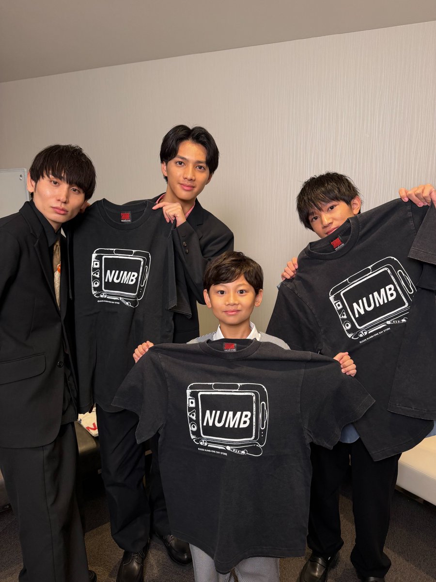 shibire_movie's tweet photo. ⋱ 受注生産分も残りわずか！ ⋰

大地を演じた #榎本司 さん
#加藤庵次 さん #穐本陽月 さんも
『しびれ』× ONE DAY STORE Tシャツと一緒に📸

公開前に即SOLD OUTとなったTシャツ、
受注生産分も残りわずかとなっております！

今回はオリジナルステッカー付きでの販売です☃️

※予定数に達し次第受付終了
※締切後の追加生産はございません

⿻ オーダーはこちらから
https://t.co/EgKITQkzkg

#映画しびれ 絶賛上映中☃️