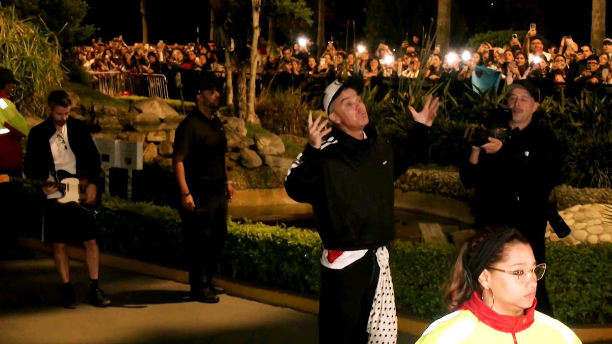 InsideTheENT's tweet photo. Robbie Williams held an impromptu acoustic singalong of his hit song "Angels" with disappointed fans outside his hotel in Lima, Peru, after his second concert at Arena 1 Park was abruptly cancelled. https://t.co/ajLgwyhNCH