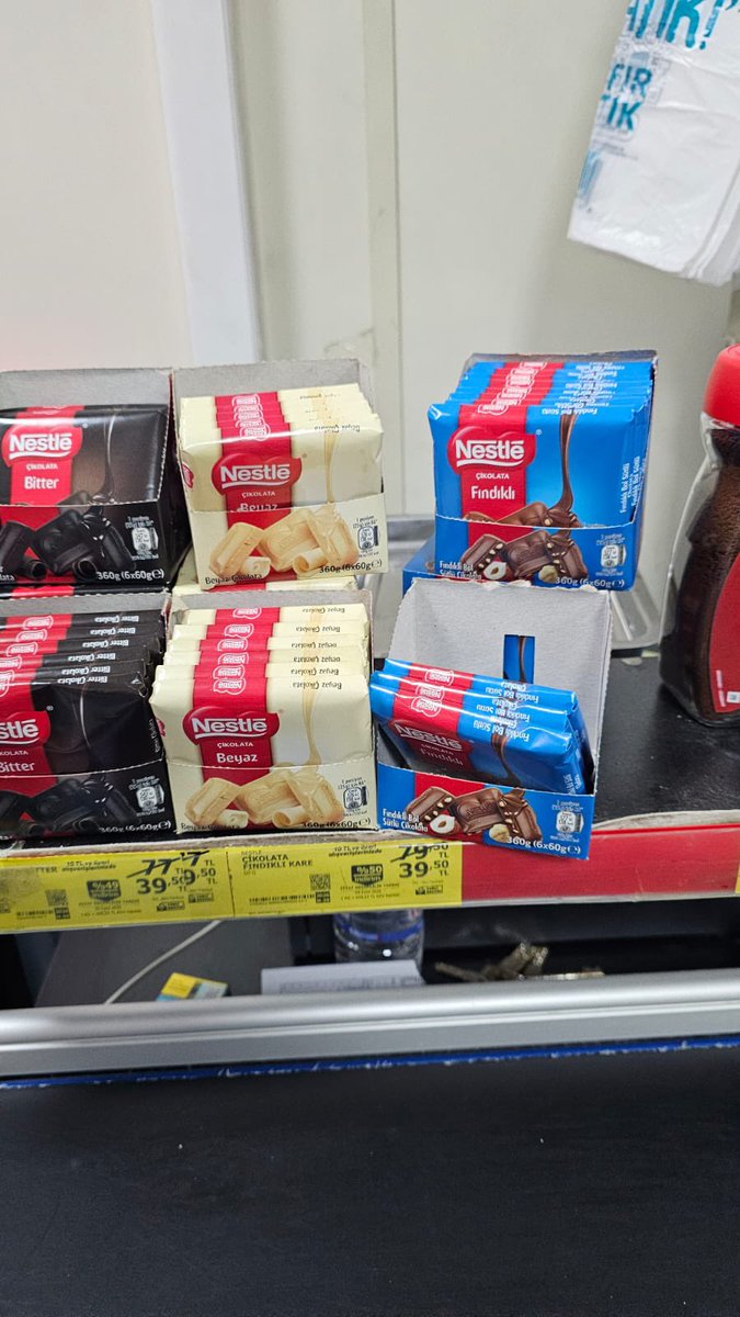 ebru_cal13307's tweet photo. Şimdi size bir rezillik göstericem. Burası A101 (Eskişehir Şair Fuzuli caddesi) ve bize zorla satılan çikolata. Dün eşimle burdan sadece ayran almak için girdik indirimde olduğunu satış yapmaları gerektiğini söyleyerek nestlenin bu çikolatasını verdiler. https://t.co/6c5eZENEaG