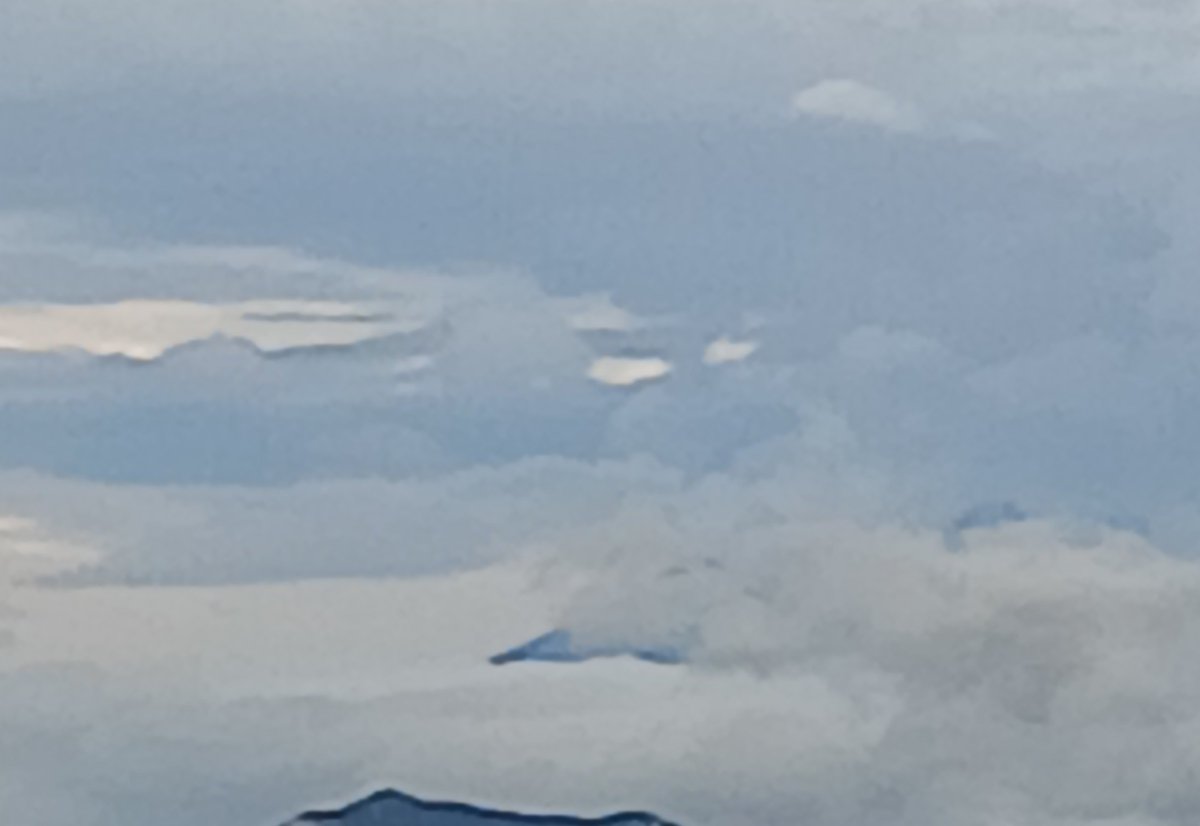 sanada_shun's tweet photo. 本日の富士山です、ったって全然わからんよね。真ん中より少し下に黒っぽく見えるのが、富士山です。
#富士山 https://t.co/lpc8VpGmZv