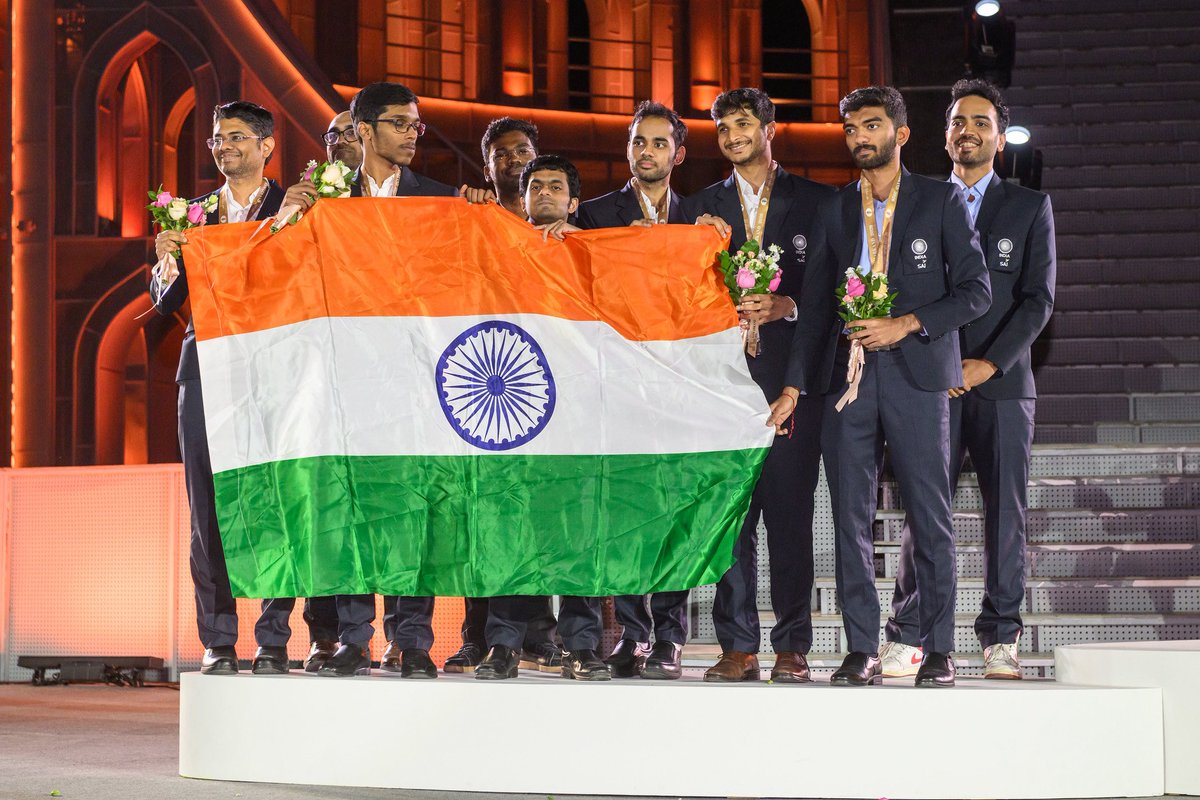 ArjunErigaisi's tweet photo. Pushed until the last move. Coming back from Samarkand with Silver. The real prize though is being part this team🇮🇳 

📸 @MichaWalusza / @OLEKS16 https://t.co/T7BlKuIRgt