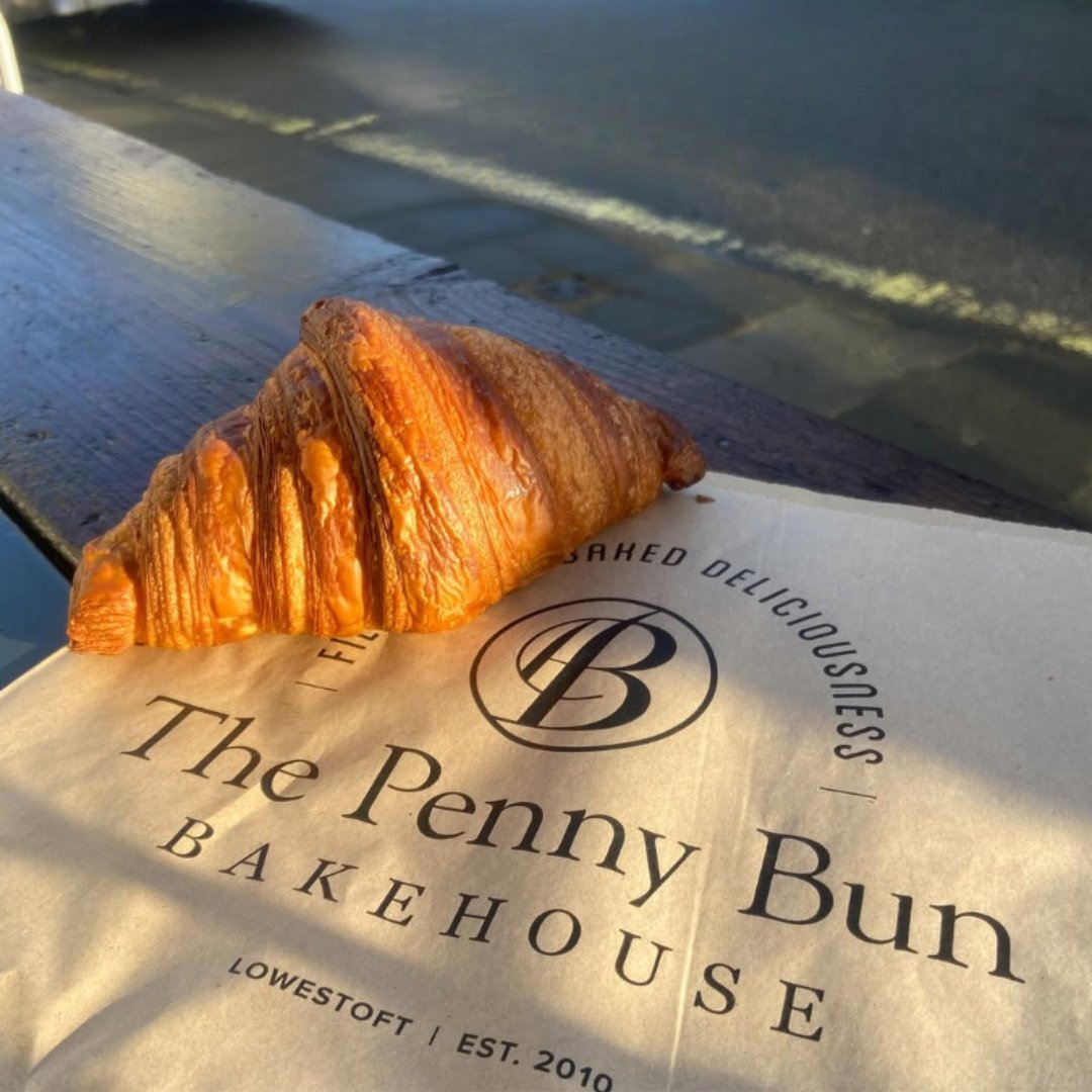 goforgreenuk's tweet photo. Check out the customer printed paper bags for @pennybunbakehouse. Link here to contact us for a quote: https://t.co/9lQzzBqVon #brandedpackaging #ukpackaging #fastprintedpackaging #customprinted #printedbag https://t.co/9mTq3mzyLy