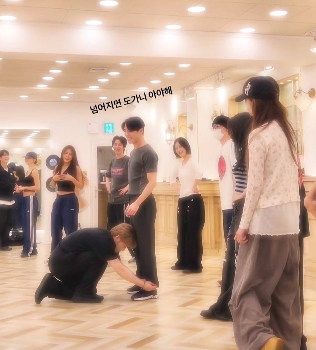 MMooKiiEE's tweet photo. พี่แจจุงและน้องจุนซู คู่หูดูโอ้ JX เริ่มซ้อมคอนกันแล้วววว มีโมเม้นน่ารักๆ มาอวดด้วย ต่อให้โตแค่ไหนจุนซูก็ยังเป็นน้องน้อยของพี่แจอยู่ดี 🥺💕

น้องจุนซู : ระหว่างซ้อมเชือกรองเท้าหลุด พี่แจจุงที่แสนใจดีก็ก้มลงผูกเชือกให้ด้วยตัวเองเลย~
พี่แจจุง : เดี๋ยวถ้าล้มไปแล้วจะเจ็บเข่าเอานะ https://t.co/uPZr1KyQDG