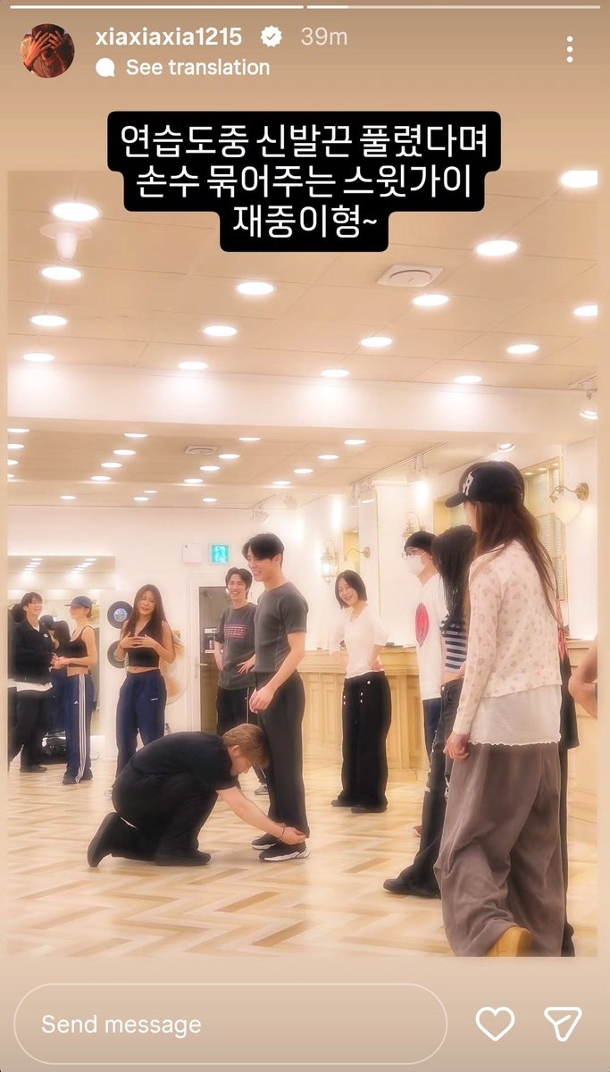 MMooKiiEE's tweet photo. พี่แจจุงและน้องจุนซู คู่หูดูโอ้ JX เริ่มซ้อมคอนกันแล้วววว มีโมเม้นน่ารักๆ มาอวดด้วย ต่อให้โตแค่ไหนจุนซูก็ยังเป็นน้องน้อยของพี่แจอยู่ดี 🥺💕

น้องจุนซู : ระหว่างซ้อมเชือกรองเท้าหลุด พี่แจจุงที่แสนใจดีก็ก้มลงผูกเชือกให้ด้วยตัวเองเลย~
พี่แจจุง : เดี๋ยวถ้าล้มไปแล้วจะเจ็บเข่าเอานะ https://t.co/uPZr1KyQDG