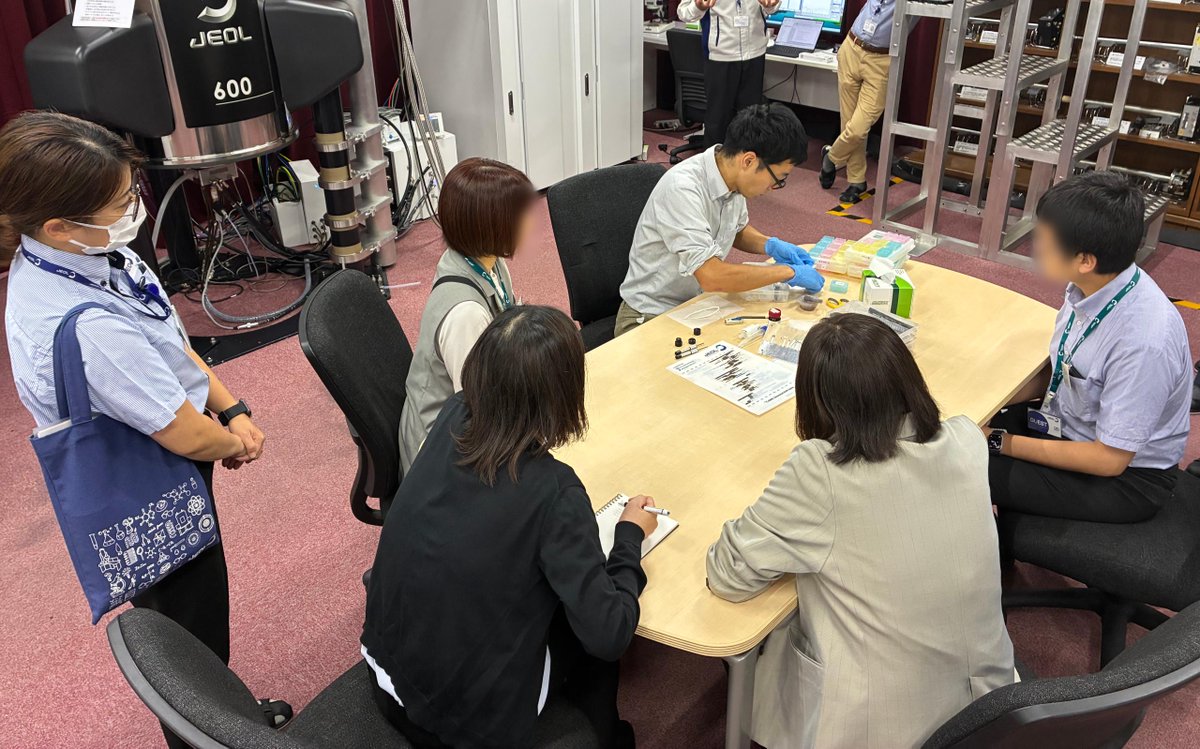 JEOL_Japan's tweet photo. 9月25日、日本電子 昭島本社にて「固体NMRハイブリッドセミナー」を開催しました！

前半はオンラインと現地のハイブリッド形式で、固体NMR測定の基礎をご紹介。

後半は現地参加の皆さまを対象に、固体NMRのサンプリング実演をはじめ、NMR装置の見学・最新装置のご紹介、工場見学などを実施しました。
また、ナノサイズの微結晶から構造解析ができる「極微小単結晶構造解析プラットフォーム XtaLAB Synergy-ED」もご紹介。

ご参加いただいた皆さま、ありがとうございました😊✨

#NMR #固体NMR  #JEOL_Seminar #日本電子 #JEOL