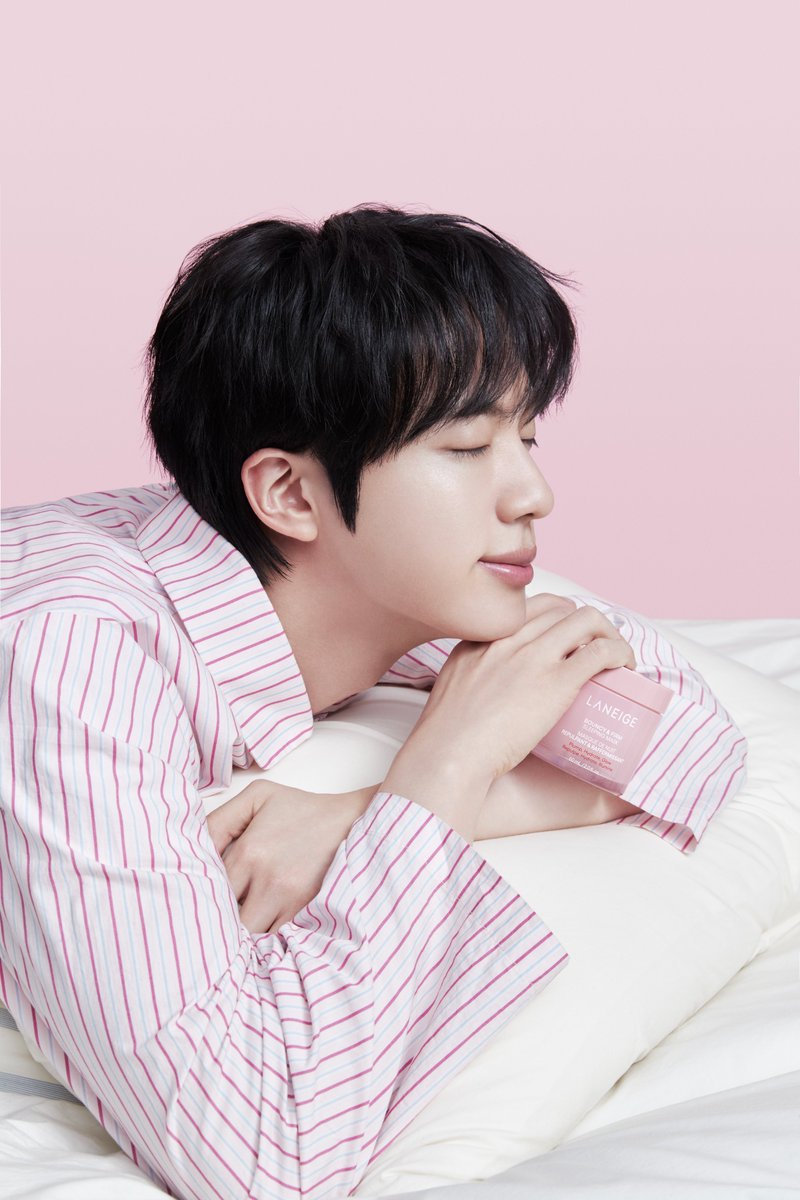 Laneige_japan's tweet photo. 眠っている時間まで、​
明日のツヤのために✨​

Jinが登場するラネージュのナイトスキンケアシリーズから今夜取り入れたいのは「バウンシースリーピングマスク」​

寝る前の肌にたっぷりとうるおいを与え、乾燥によるくすみやごわつきが気になる肌をつややかでやわらかな印象へ🫧💓​

さらに、約45,000個の疑似セラミドカプセル*¹を配合。シャーベットのようなテクスチャーが肌になじみ、寝ている間もうるおいを届けます。​

ジャスミンやアンバーなどをブレンドした、甘く華やかなピオニーブーケの香りもポイント🌸心地よいナイトケアタイムを演出します。​

スキンケアの最後に塗って眠るだけで、翌朝はふっくら、弾むような肌印象へ💫​

＋4時間眠ったような朝映え肌*²を目指して。夜のケアから、翌朝のツヤを楽しみに。​

*¹ ヒドロキシプロピルビスパルミタミドMEA（整肌うるおい保持成分）
*² うるおいにより整って見える翌朝の肌印象のこと​
​
#ラネージュ #LANEIGE #BouncySleepingMask #バウンシースリーピングマスク #Jin #진