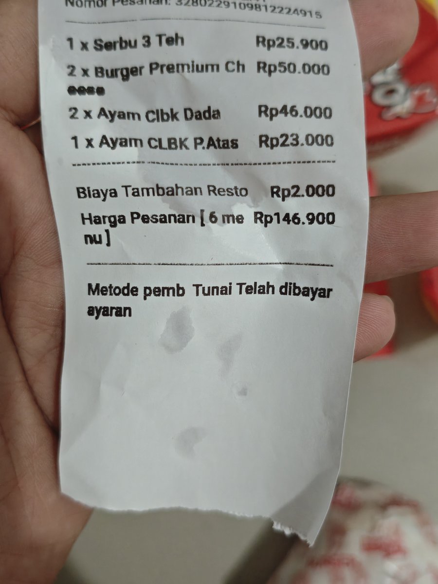 plsenjoygame's tweet photo. Papaku kn ngegrab y, tiap pulang dagang/ad wktu luang
Baru kli ini kena orderan fiktif, tp bknny sedih atau ap gtu, dia bilang gpp lha sesekali makan enak😭🤚 https://t.co/p52goF14tz