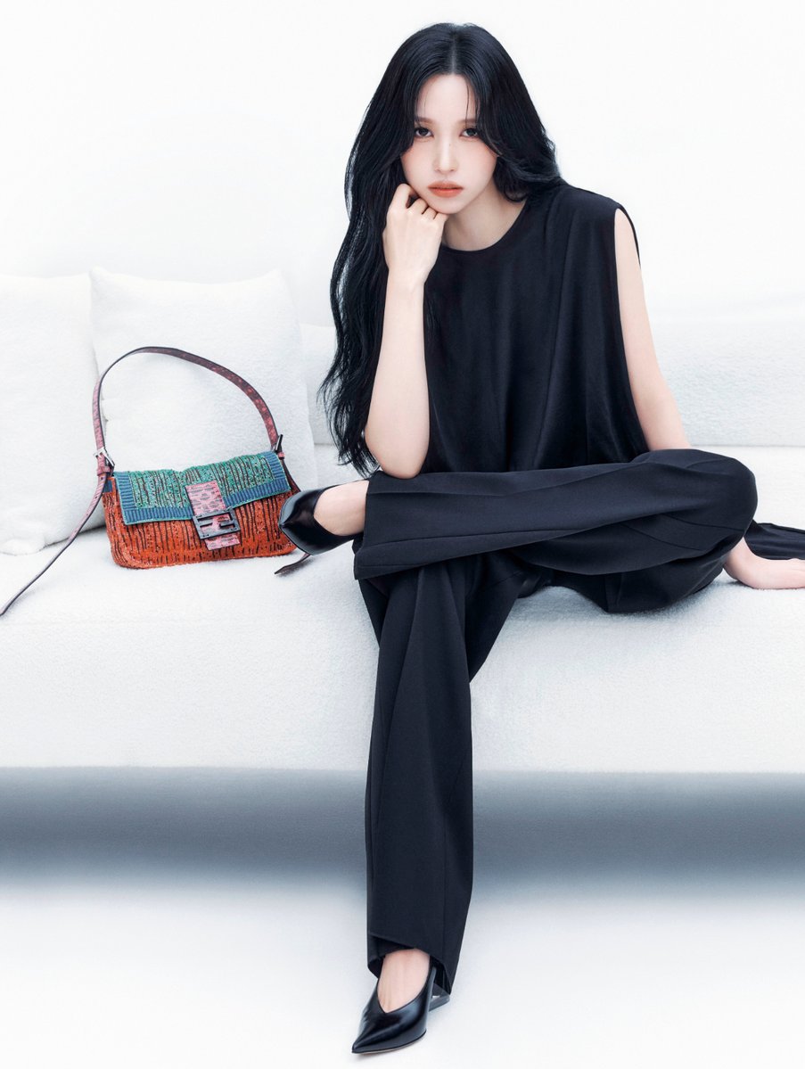FENDI_JAPAN's tweet photo. 『エル デジタル』にMINAがフェンディを纏い登場
───────
『エル・ジャポン』11月号の表紙を飾ったMINAの画像と動画が公開されました。
ジャパンブランドアンバサダーのMINAは、今季のキーカラーであるブラックを、多彩な素材使いで着こなし、マリア・グラツィア・キウリによるファーストコレクション、新生「フェンディ」が描く、エレガンスを表現しました。
MINAが着用したアイテムは、フェンディ公式オンラインストアにてご覧いただけます。
是非この機会にご覧ください。

From ELLE Japon Nov. 2026
Photo : SONGYI YOON

#Fendi #FendiFW26 #MINA

▼MINAの記事詳細はこちら
https://t.co/K8ogabDXWk

▼MINA着用アイテムはこちら
https://t.co/p3KjEFWnt9