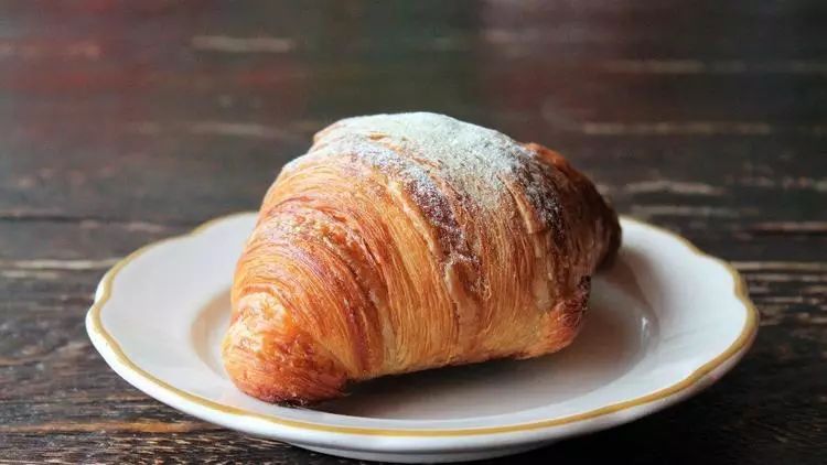 cur_haw9733's tweet photo. Just found the last matcha croissant at the morning market—flaky, buttery, and oozing with matcha cream, perfect fuel for the workday ahead. https://t.co/5hTRLKyl1T