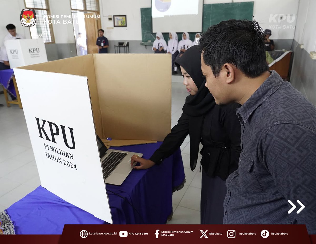 KPUBatu's tweet photo. 🗳️ Belajar Jadi Pemilih Bertanggung Jawab: Memilih Sesuai Visi-Misi dan Gagasan

#TemanPemilih, KPU Kota Batu hadir mendampingi Pemilihan Ketua OSIS SMK Islam Batu, Senin (28/9/2026).

Penasaran seperti apa keseruannya? Yuk, simak! ✨

#KPUMelayani #DemokrasiSekolah https://t.co/0Hf3FkuUlW