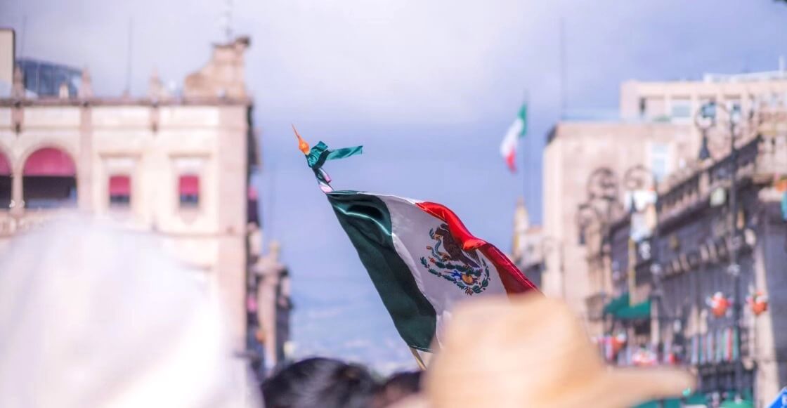 sopitas's tweet photo. Carlos Fuentes convirtió a México en uno de los grandes protagonistas de su literatura. Desde la identidad y las máscaras hasta la muerte, el amor y la Revolución Mexicana, estas frases muestran algunas de las ideas que dejó sobre sus raíces y su país 📖 https://t.co/xo7khwUwSB https://t.co/PHDjje9hG2