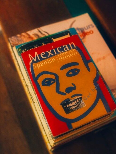 sopitas's tweet photo. Carlos Fuentes convirtió a México en uno de los grandes protagonistas de su literatura. Desde la identidad y las máscaras hasta la muerte, el amor y la Revolución Mexicana, estas frases muestran algunas de las ideas que dejó sobre sus raíces y su país 📖 https://t.co/xo7khwUwSB https://t.co/PHDjje9hG2