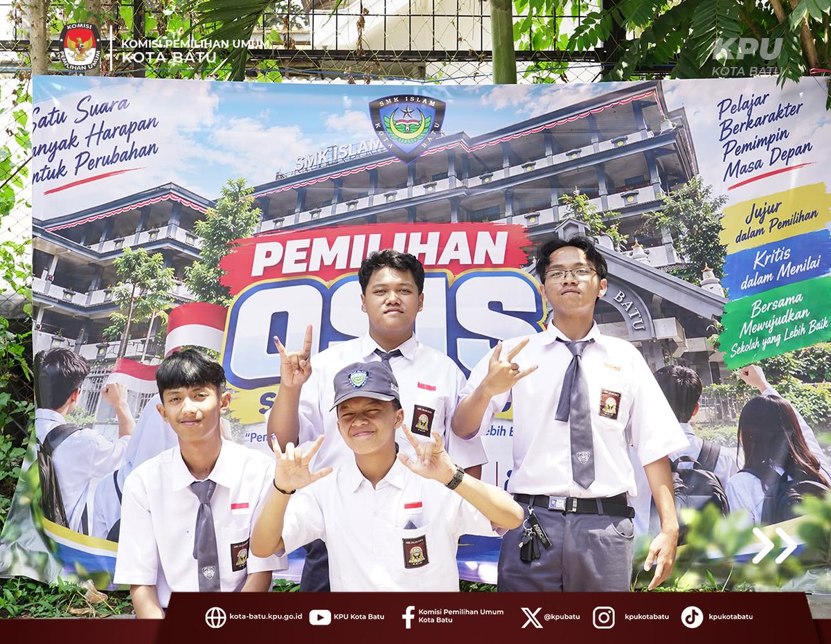 KPUBatu's tweet photo. 🗳️ Belajar Jadi Pemilih Bertanggung Jawab: Memilih Sesuai Visi-Misi dan Gagasan

#TemanPemilih, KPU Kota Batu hadir mendampingi Pemilihan Ketua OSIS SMK Islam Batu, Senin (28/9/2026).

Penasaran seperti apa keseruannya? Yuk, simak! ✨

#KPUMelayani #DemokrasiSekolah https://t.co/0Hf3FkuUlW