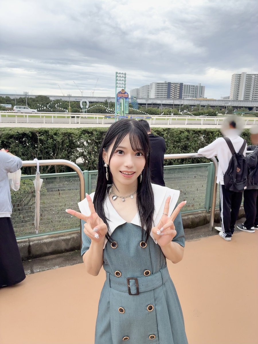 AsakaOfficial's tweet photo. 今日は船橋競馬場にきてます！
ギリギリ雨降ってない！よかった〜！🐴

襟大きめなワンピースが今日のポイントです🩵

馬券の応援よろしくお願いします ꉂꉂ 📣

#亜咲花の競馬報告 https://t.co/HX8ims9geU
