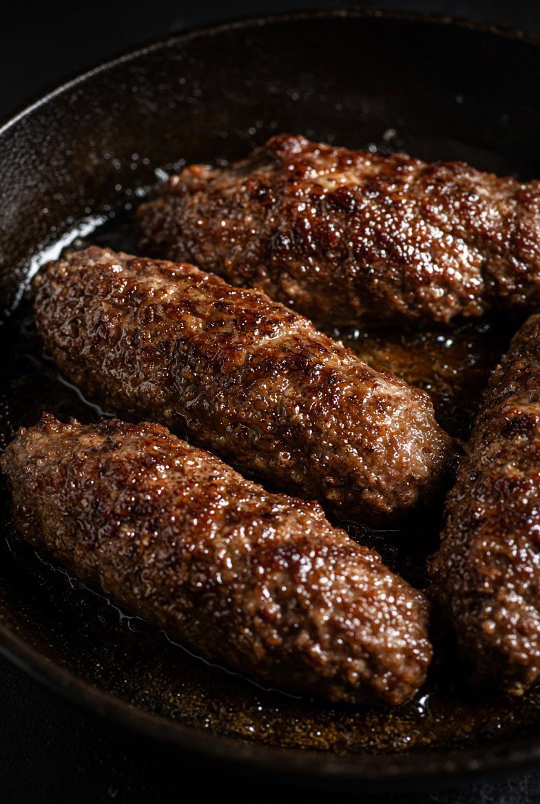 CarnivoreKit's tweet photo. Kefta. Agneau haché. La poêle suffit.

Liban. Pas de pain pita.
Agneau. Oignon. Sel. Poivre.

VIANDE
500 g agneau haché
Oignon râpé.
Sel. Poivre. Cumin si tu veux.

METHODE
Mélanger. Serrer en boudins.
Poêle bien chaude. Graisse d’agneau.
Ne pas les toucher 2 min.

CUISSON
Croûte. Retourner une fois.
Rosé au centre.

Macros (220 g)
P ~28 g · F ~24 g · C ~2 g · ~340 kcal

Agneau seul, ou un mix bœuf ?