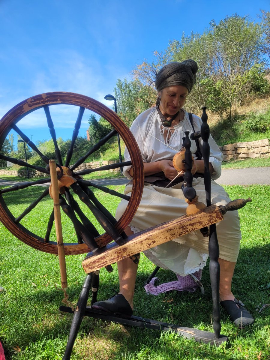 suaracoop's tweet photo. ❓Què passa quan deixem de ser espectadors i comencem a participar?

🔸Passa que una plaça es converteix en un mural col·lectiu.
🔸Que una recepta ens apropa a una altra cultura.
🔸Que un ofici tradicional torna a cobrar vida.
🔸I que una activitat acaba convertint-se en un espai de trobada.

💚Això és el que està passant a l’Alta Ribagorça amb Tramant Benestar. 
Al llarg de l’any, persones de diferents edats i procedències han compartit activitats pensades per afavorir el benestar, la convivència, l’aprenentatge i la participació comunitària. 
Perquè una comunitat no només es comparteix. També es construeix.

#TramantBenestar #SuaraCooperativa #Participació #Comunitat #AltaRibagorça #BenestarComunitari

https://t.co/BO1V8hTPtg
