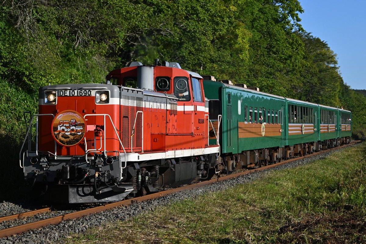 chw_25's tweet photo. 2026/9/25
9396レ(夕陽ノロッコ号)
DE10 1690+ 510系ノロッコ客車4両

最高の誕生日プレゼントをありがとう！ https://t.co/AnpR74EALS