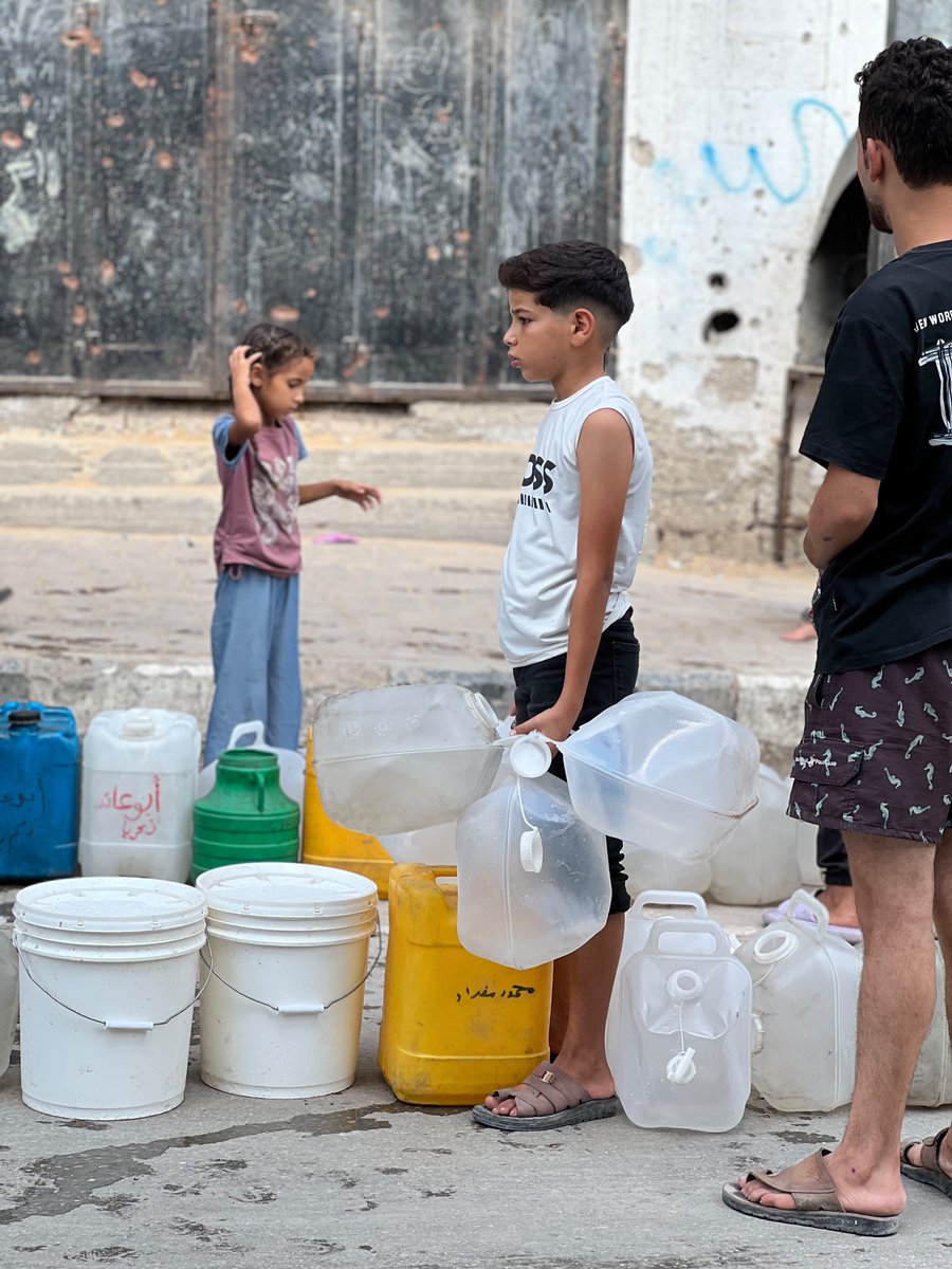AZZAMAID's tweet photo. تستمر معاناة الناس في غزة لأجل الحصول على شربة ماء💔

لا تنسوا إخوانكم 
1$ تسقي إنسان ليوم كامل https://t.co/frrpXvujhe