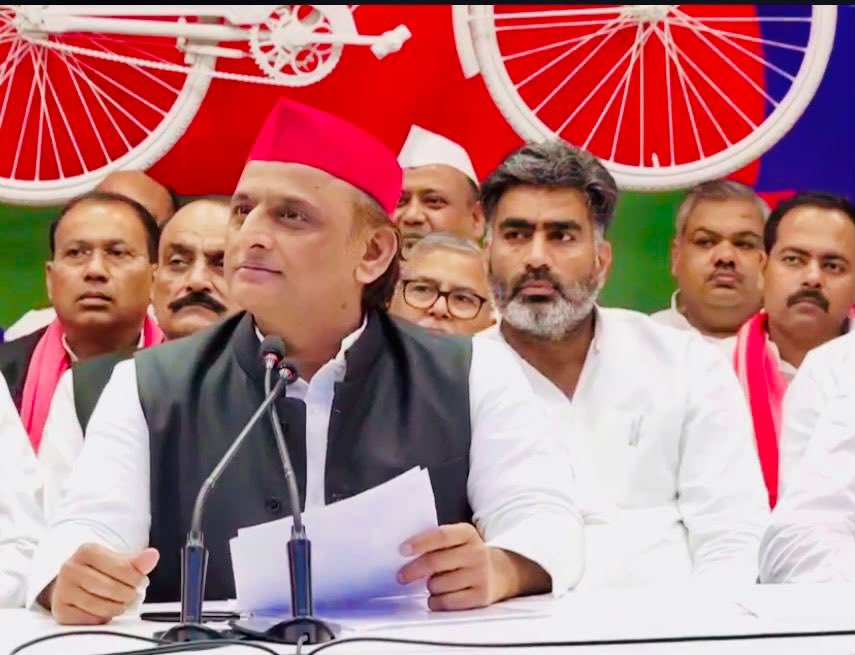 atulpradhansp's tweet photo. आज पार्टी प्रदेश कार्यालय पर समाजवादी पार्टी के राष्ट्रीय अध्य्क्ष आदरणीय #श्री_अखिलेश_यादव_जी ने विभिन्न तत्कालीन विषयो पर प्रेस के साथियों से संवाद किया ! https://t.co/Z3mXEtAa26