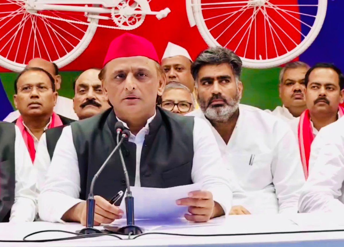 atulpradhansp's tweet photo. आज पार्टी प्रदेश कार्यालय पर समाजवादी पार्टी के राष्ट्रीय अध्य्क्ष आदरणीय #श्री_अखिलेश_यादव_जी ने विभिन्न तत्कालीन विषयो पर प्रेस के साथियों से संवाद किया ! https://t.co/Z3mXEtAa26