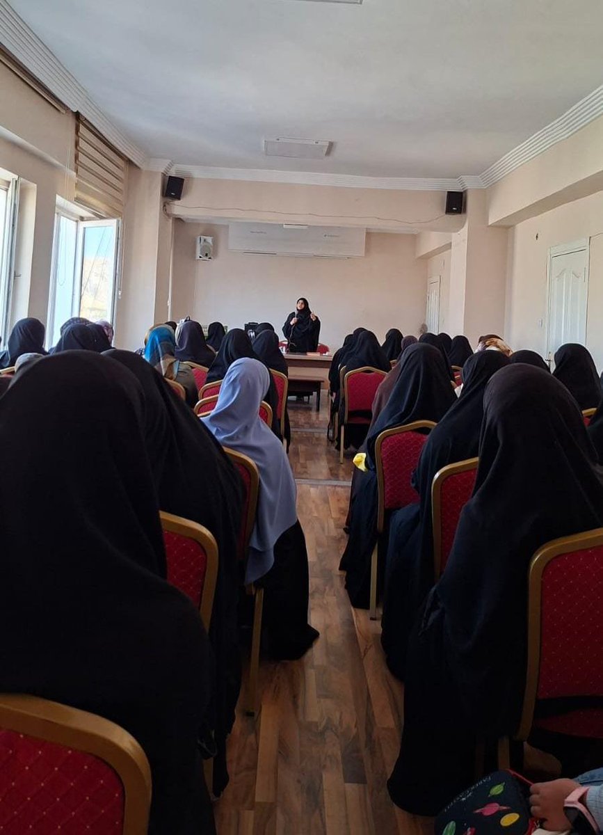 HudaParKadin65's tweet photo. Bir dizi temas ve program kapsamında Van’ımızı ziyaret eden Gençlik Politikaları Başkan Yardımcımız Sayın Sümeyra Dinç, teşkilat mensuplarımızla bir araya gelerek eğitim semineri gerçekleştirdi. Verdiği sunumlar için kendisine teşekkür eder, çalışmalarında başarılar dileriz. https://t.co/AAe6jmuhRg