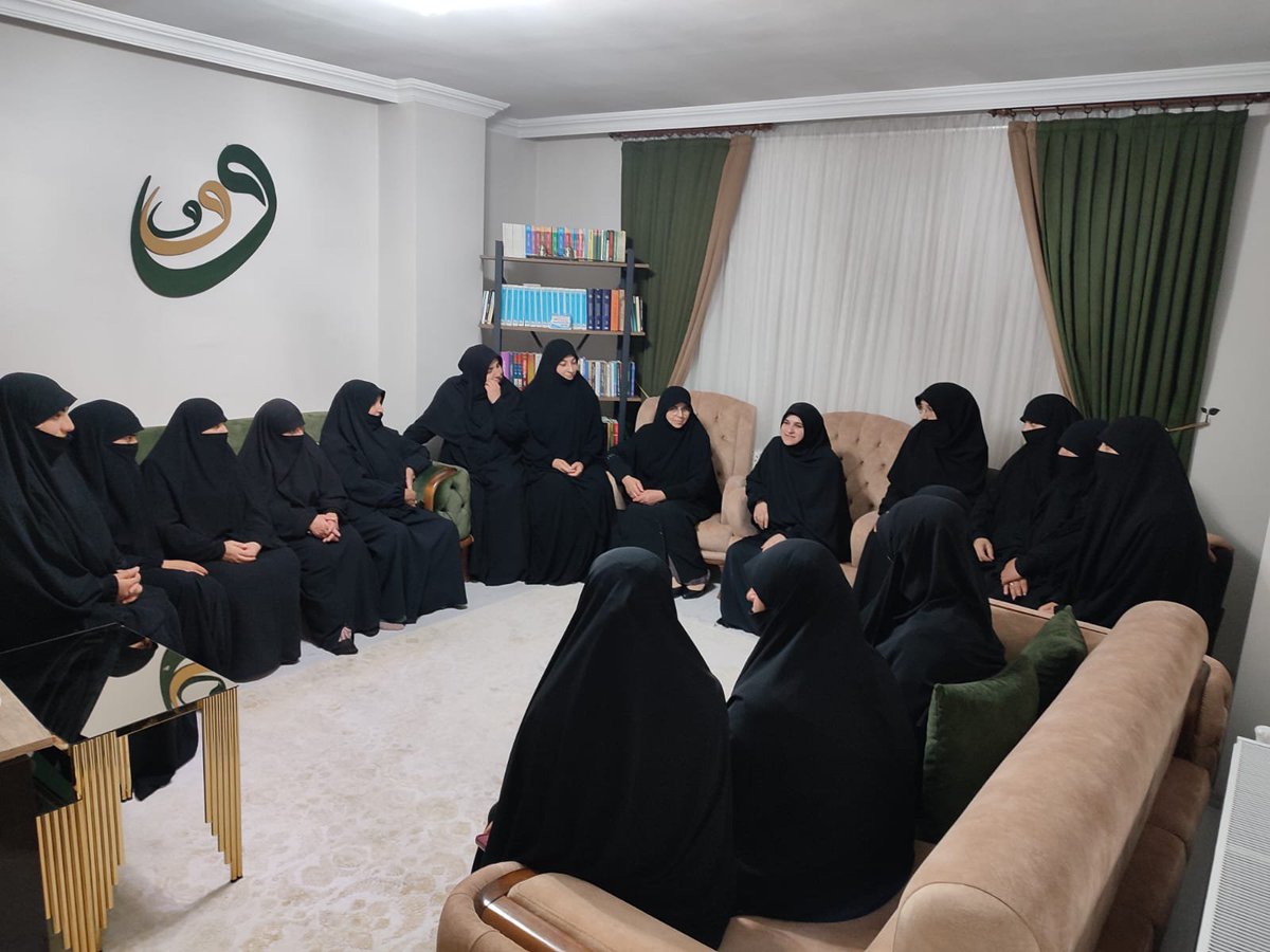 HudaParKadin65's tweet photo. Bir dizi temas ve program kapsamında Van’ımızı ziyaret eden Gençlik Politikaları Başkan Yardımcımız Sayın Sümeyra Dinç, teşkilat mensuplarımızla bir araya gelerek eğitim semineri gerçekleştirdi. Verdiği sunumlar için kendisine teşekkür eder, çalışmalarında başarılar dileriz. https://t.co/AAe6jmuhRg