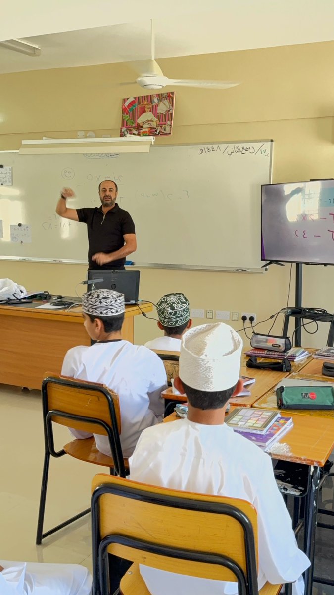eduGovmct1605's tweet photo. نفّذ الأستاذ محمود عوني حصةً تطبيقية بحضور مدير المدرسة ومعلمي الصف الثامن، موظفًا الشاشة التفاعلية والتقنيات الحديثة في عرض المحتوى وتقديم المعلومة بأسلوب تفاعلي مشوّق.
وتسهم التقانة في تسهيل وصول المعلومة، وتنويع أساليب التعلم، وزيادة تفاعل الطلبة، وربط المعرفة بالتطبيق العملي https://t.co/Mdwn4zrMIV