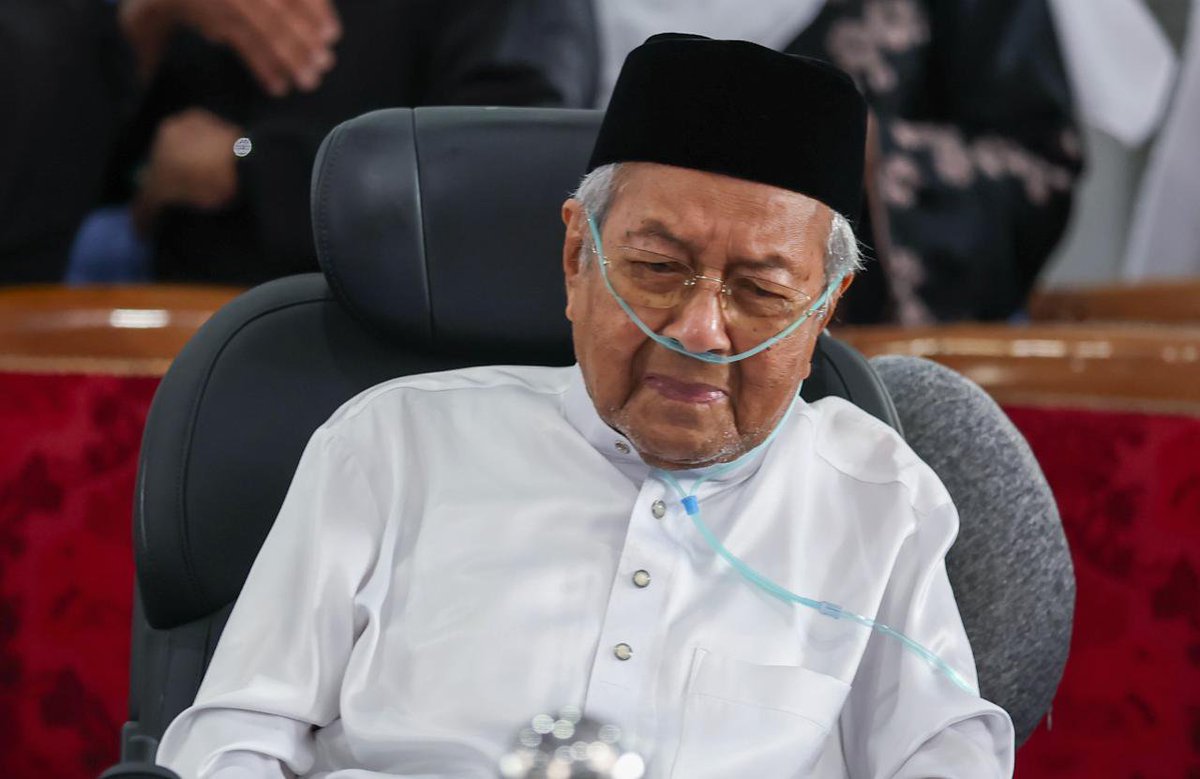 bernamadotcom's tweet photo. 𝗦𝗲𝘁𝗶𝗮 𝗵𝗶𝗻𝗴𝗴𝗮 𝗽𝗲𝗻𝗴𝗵𝘂𝗷𝘂𝗻𝗴

#Selangor: Tun Dr Mahathir Mohamad tidak dapat menahan sebak ketika tiba di Masjid As-Syarif, Taman Sungai Besi Indah bagi menunaikan solat jenazah isterinya, Allahyarham Tun Dr Siti Hasmah Mohd Ali.

Dengan berkerusi roda dan dibantu alat pernafasan, kehadiran bekas Perdana Menteri itu mengiringi perjalanan terakhir insan yang menjadi teman hidupnya selama 70 tahun.

📸 FotoBernama

#BernamNews
#BernamaImages
#SitiHasmah